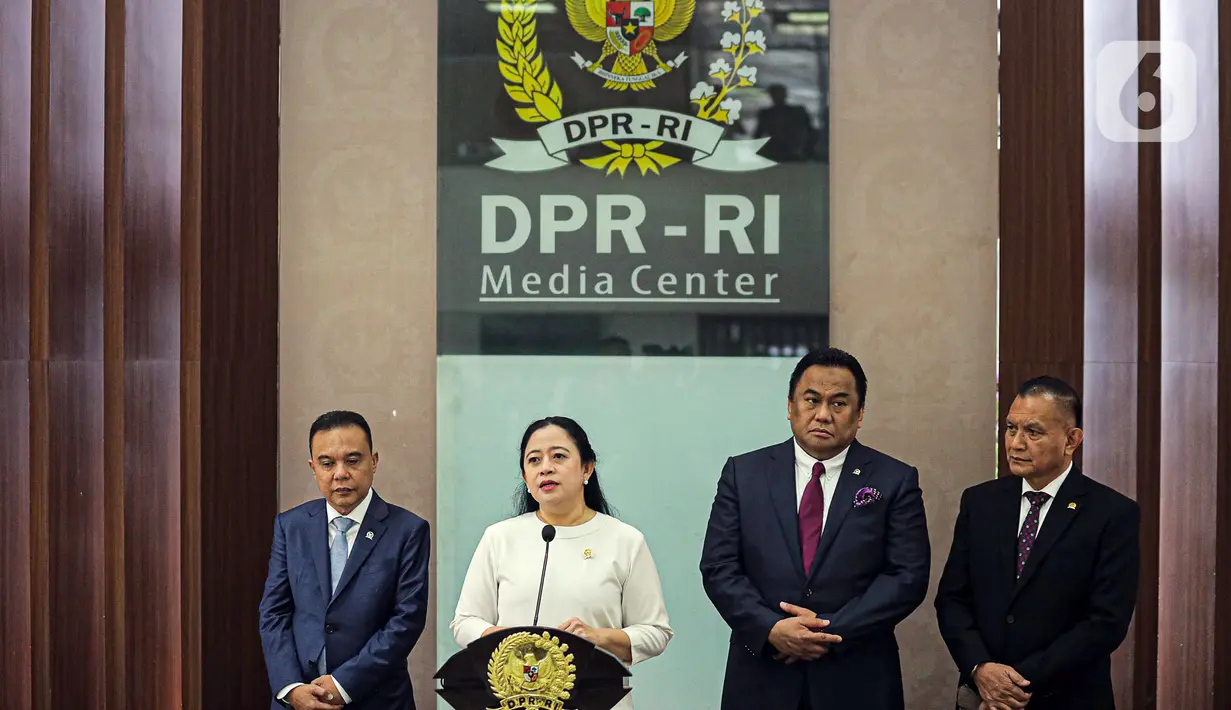 Dalam keterangan tersebut, Puan Maharani didampingi Wakil Ketua DPR RI Lodewijk Freidrich Paulus, Sufmi Dasco Ahmad, dan Rachmat Gobel. (Liputan6.com/Faizal Fanani)