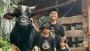 Irfan Hakim dan keduanya putranya tampil kasual dengan t-shirt bergambar Condrosimo. Condrosimo ini jadi sapi yang dikurbankan Irfan Hakim di Idul Adha tahun ini. [@irfanhakim75]