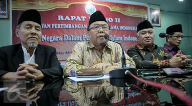 Prof. Dr. KH. Didin Hafiduddin (ketiga kiri) memberikan keterangan pers usai Rapat Pleno II Dewan Pertimbangan MUI di Gedung MUI, Jakarta, (25/11). Rapat itu membahas gerakan bela negara dalam prespektif Islam Indonesia. (Liputan6.com/Faizal Fanani)