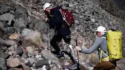 Penyintas kanker David Hernandez (kiri) saat mendaki gunung berapi Pico de Orizaba dalam sebuah ekspedisi di Puebla, Meksiko, pada tanggal 24 November 2023. (Rodrigo Oropeza/AFP)