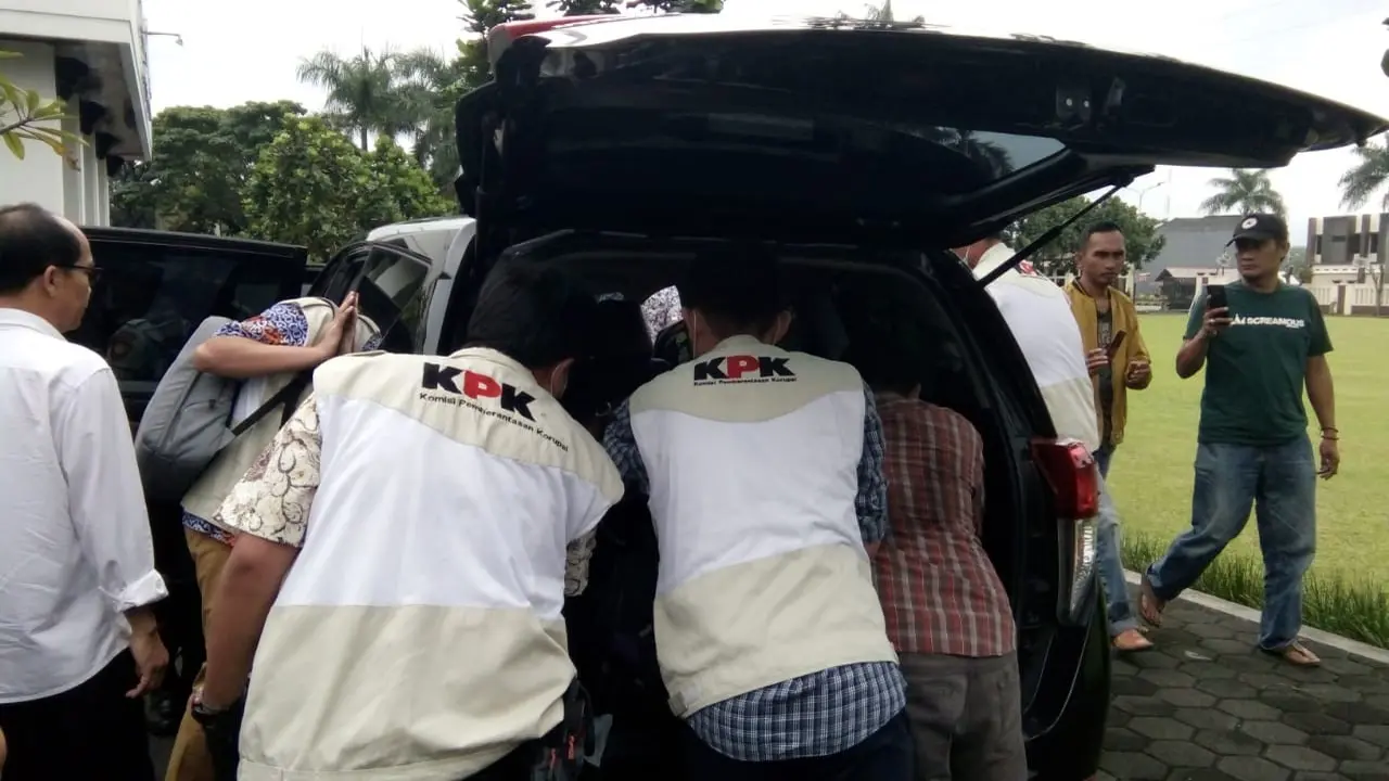 `Beberapa penyidik KPK mengamankan sejumlah barang bukti dari ruangan kerja kantor Walikota Tasikmalaya Budi Budiman