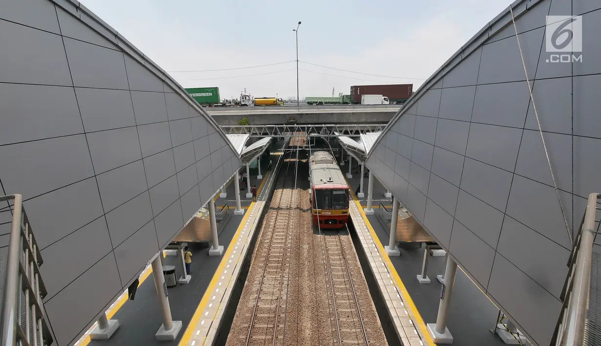 Suasana Stasiun Cakung, Jakarta, Selasa (9/10). Modernisasi ini guna meningkatkan kapasitas dan pelayanan penumpang melalui PT KCI yang telah memenuhi fasilitas transaksi tiket dan penempatan sembilan unit gate elektronik. (Liputan6.com/Herman Zakharia)
