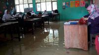 Dinas Pendidikan Kabupaten Indramayu memutuskan untuk menunda pelaksanaan USBN karena banjir akibat luapan Sungai Cimanuk semakin meluas. Foto (Liputan6.com / Panji Prayitno)
