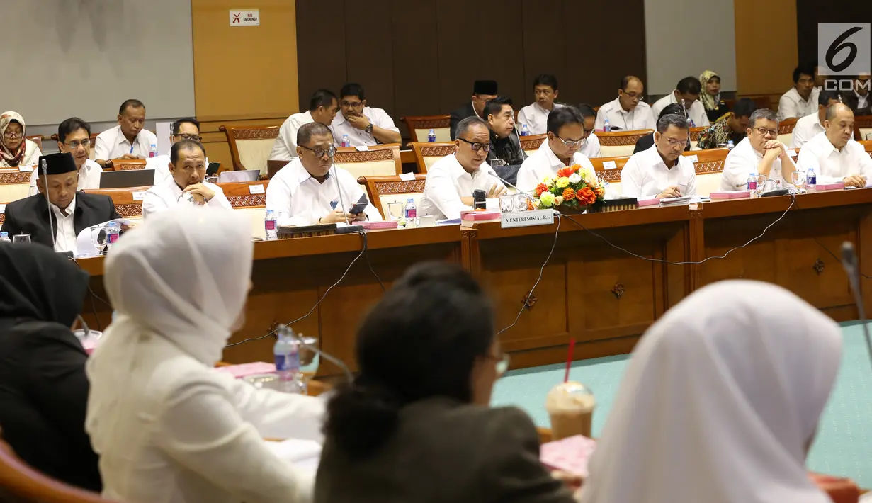 Suasana rapat kerja Menteri Sosial Agus Gumiwang, Dirjen Perlindungan dan Jaminan Sosial Kemensos RI Harry Hikmat, dan Sekjen Kemensos RI Hartono Laras dengan Komisi VIII DPR RI, Jakarta, Kamis (6/9). (Liputan6.com/HO/Agus)