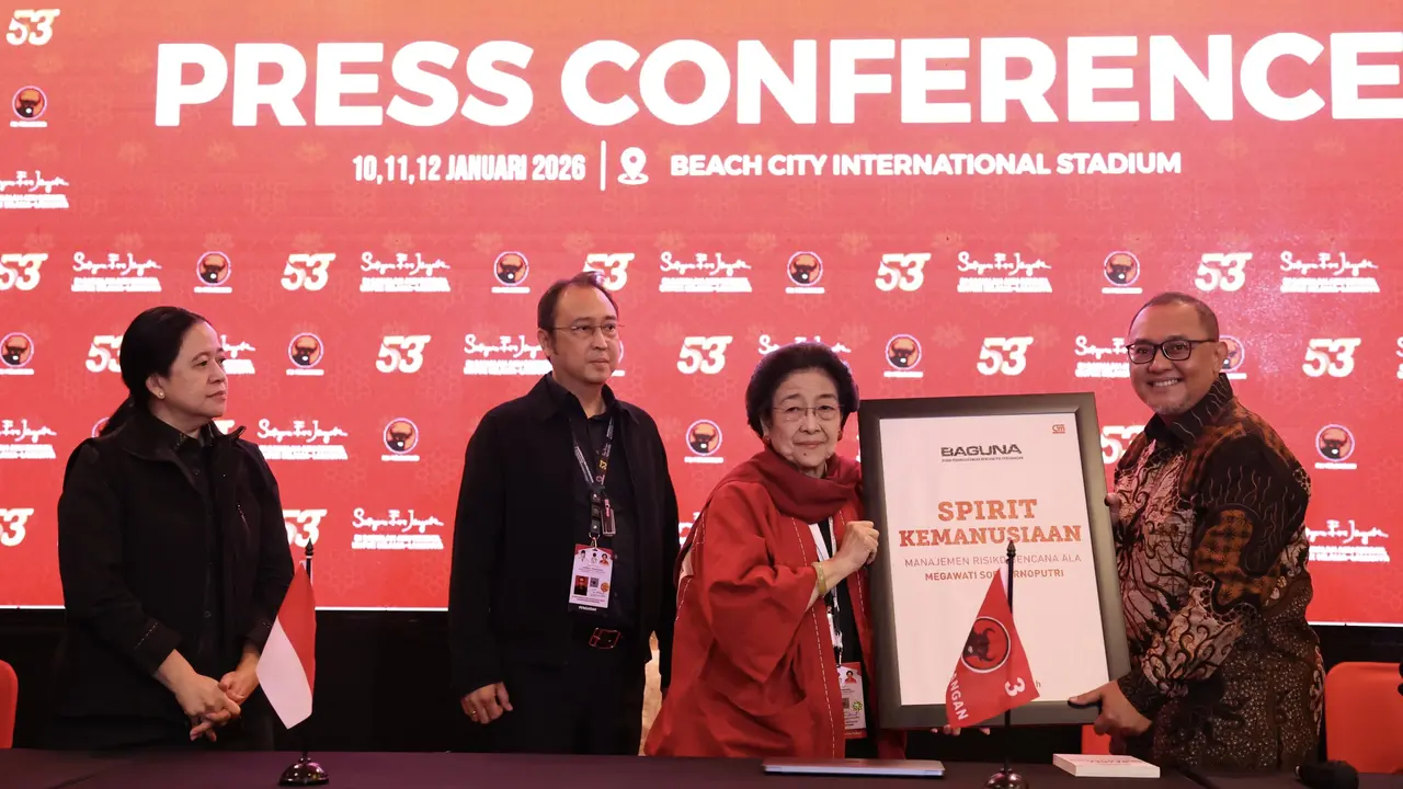 Ketua Umum PDIP Megawati Soekarnoputri bersama putra putrinya, Prananda Prabowo dan Puan Maharani.