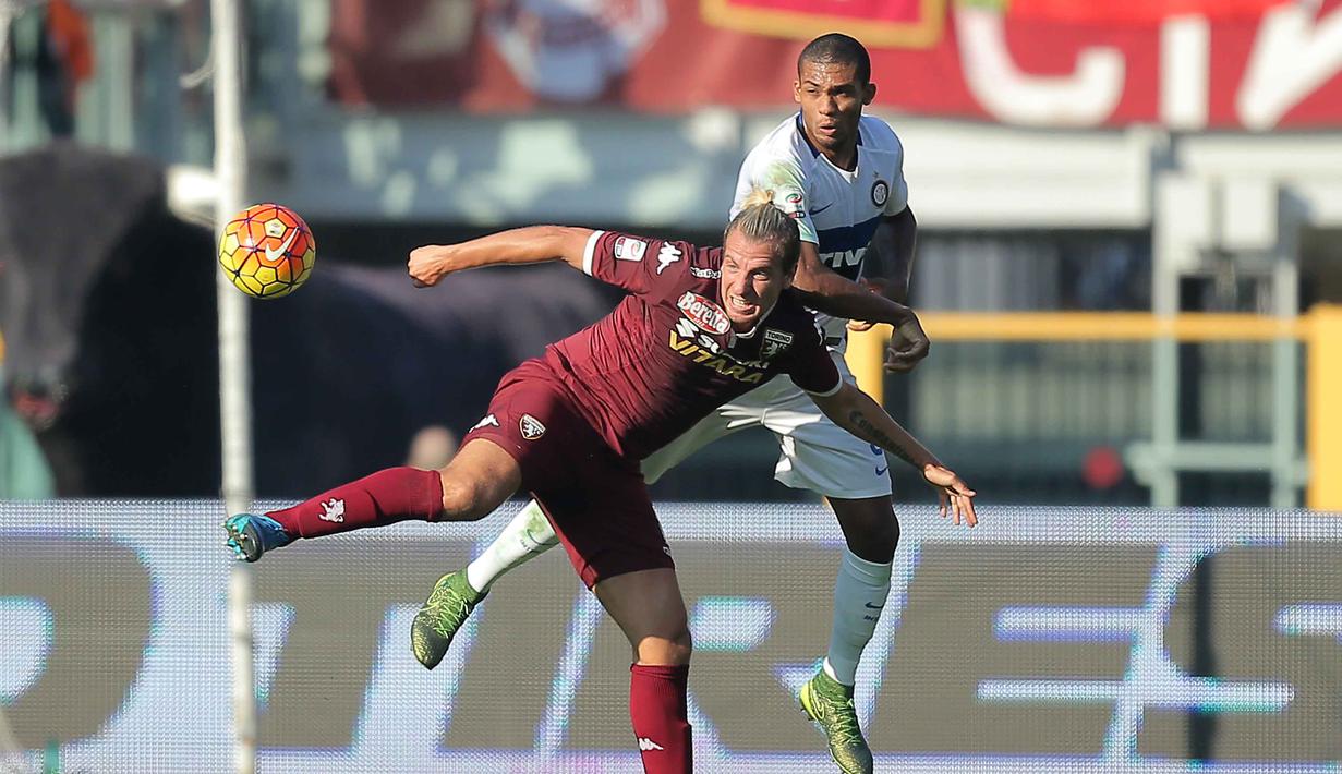 Pemain Torino Maxi Lopez (kiri) berebut bola dengan pemain Inter Milan Juan Jesus pada lanjutan Liga Italia Serie A di Stadion Olympic, Turin, MInggu (8/11/2015) WIB. Inter menang 1-0. (AFP Photo/Marco Bertorello)