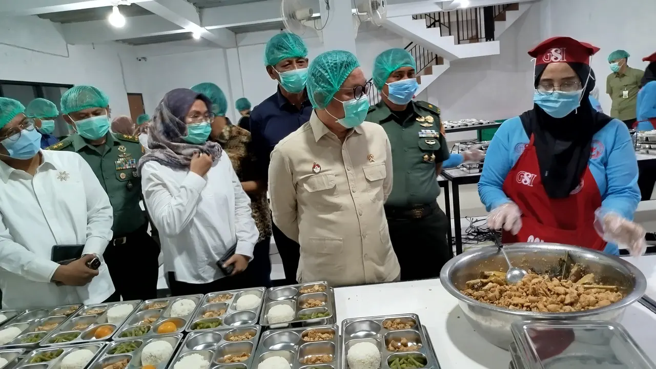 Stafsus Kepala Komunikasi Kepresidenan Hafizhul Mizan dan Gubernur Lemhannas Ace Hasan menyambangi SPPG atau dapur untuk program Makan Bergizi Gratis di Depok, Jawa Barat, Senin (6/1/2025).