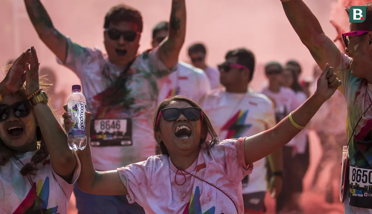 Para peserta bergembira saat mengikuti ajang CIMB Niaga Color Run di Senayan, Jakarta Selatan, Minggu (16/9/2018). Sebanyak 13.000 peserta ambil bagian pada ajang lari sejauh lima kilometer. (Bola.com/Vitalis Trisna)