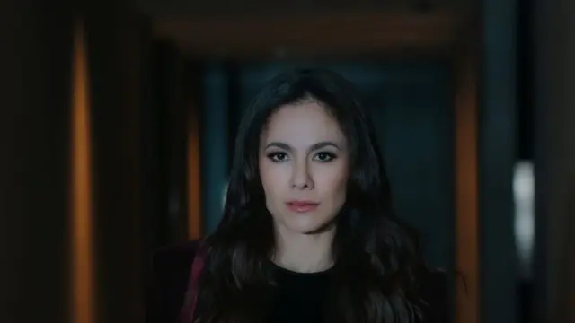 Gaya elegan Wulan Guritno dalam balutan jas. (credit:instagram.com/anggarcp/wulanguritno)