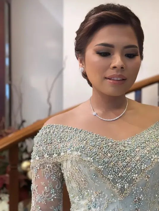 Anak kedua Hotman Paris pun tampil semakin elegan mengenakan kalung silver yang serasi dengan antingnya. [@feliciahutapeaaa]