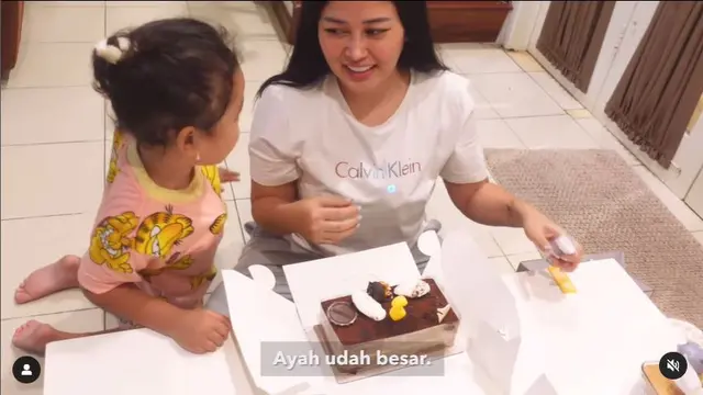 6 Momen Mutia Ayu Ajak Anak Rayakan Ultah Glenn Fredly, 48 Tahun Jika Masih Hidup