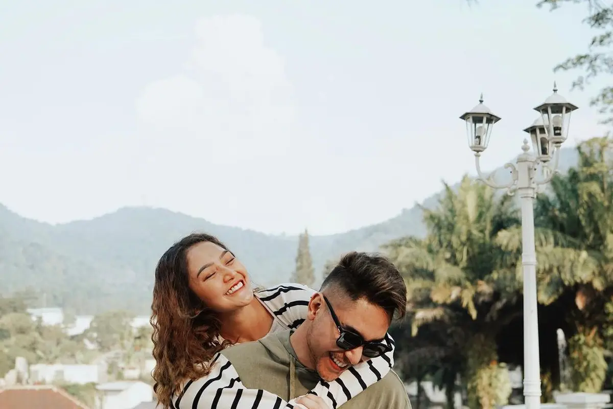 Umumkan Hamil Anak Pertama, Ini 6 Momen Romantis Siti Badriah dan Krisjiana