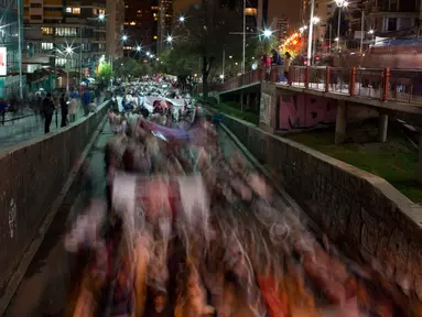 Sejumlah orang turun ke jalan untuk menggelar demonstrasi anti-aborsi di La Paz, Bolivia (23/5). Mereka melakukan demonstrasi untuk untuk menentang praktek aborsi serta menolak RUU legalisasi aborsi. (AP Photo / Juan Karita)