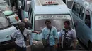 Sopir angkot trayek 44 melakukan unjuk rasa di sekitar Stasiun Tebet, Jakarta, Senin (12/2).  Para sopir angkot merasa keberatan dengan bus transjakarta trayek Kampung Melayu-Tanah Abang yang menurunkan penumpang sembarangan. (Liputan6.com/Arya Manggala)