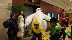 Sandra Dewi berfoto bersama para cosplay karakter film Big Hero 6 di Plaza Senayan XXI, Jakarta, Kamis (6/11/2014) (Liputan6.com/Gilar Ramdhani)