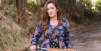 Nafa Urbach pernah menikah dengan Zack Lee pada 2007. Dari pernikahan tersebut, Nafa dikaruniai seorang anak bernama Mikhaela Lee Jowono. [Foto: instagram.com/nafaurbach]