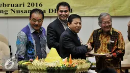 Ketua Fraksi Partai Golkar, Setya Novanto (kedua kanan) memberikan potongan Tumpeng saat acara Syukuran Hari Ulang Tahun ke-48 Fraksi Partai Golkar di Jakarta, Senin (15/2). (Liputann6.com/Johan Tallo)