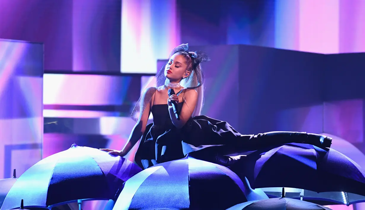 Dilansir dari HollywoodLife, Ariana kehilangan chocker berliannya yang seharga hampir Rp24 Miliar. (Ethan Miller / GETTY IMAGES NORTH AMERICA / AFP)