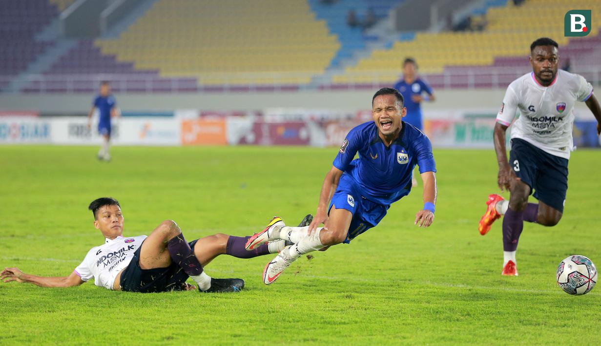 Pemain PSIS Semarang, Oktafianus Fernando (tengah) dilanggar oleh pemain Persita Tangerang, Arif Setiawan (kiri) dalam lanjutan pertandingan babak penyisihan Grup A Piala Presiden 2022 antara PSIS Semarang menghadapi Persita Tengerang di Stadion Manahan, Solo, Jawa Tengah, Senin (13/6/2022). (Bola.com/Arief Bagus)