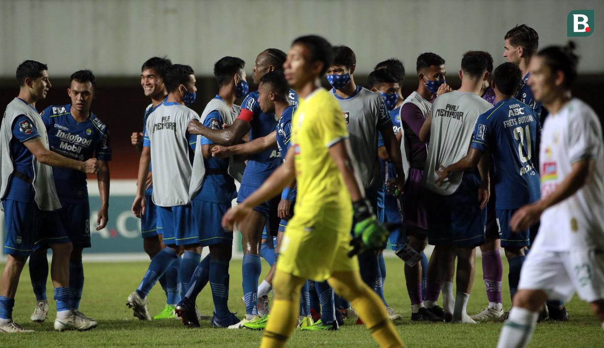 Selebrasi para pemain Persib Bandung usai mengalahkan PS Sleman 2-1 dalam laga leg pertama semifinal Piala Menpora 2021 di Stadion Maguwoharjo, Sleman, Jumat (16/4/2021). (Bola.com/Ikhwan Yanuar)