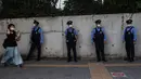 Polisi berjaga di luar Stadion Olimpiade jelang upacara pembukaan Olimpiade Tokyo 2020 di Tokyo, Jepang, Jumat (23/7/2021).  Upacara pembukaan Olimpiade Tokyo 2020 akan digelar pada 23 Juli 2021 malam. (Behrouz MEHRI/AFP)