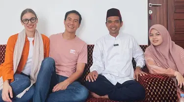 Melalui akun Instagram pribadinya, Daniel Mananta bersama sang istri terlihat berkunjung ke kediaman Ustaz Abdul Somad. Kebersamaan kedua pasang selebriti ini pun langsung mencuri perhatian banyak netizen. (Liputan6.com/IG/@vjdaniel)