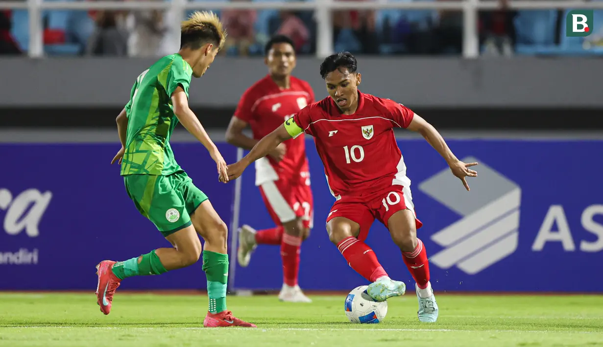 <p>Pemain Timnas Indonesia U-23, Arkhan Fikri menggiring bola dibayangi pemain Makau dalam laga Kualifikasi Piala Asia U-23 2026 di Stadion Gelora Delta Sidoarjo, Jawa Timur, Sabtu (06/09/2025). (Bola.com/Abdul Aziz)</p>