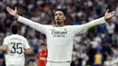 Pemain Real Madrid, Jude Bellingham mreayakan golnya ke gawang Osasuna pada laga lanjutan Liga Spanyol 2024/2025 di Santiago Bernabeu, Madrid, Spanyol, Sabtu (09/11/2024) WIB. (AFP/Oscar Del Pozo)