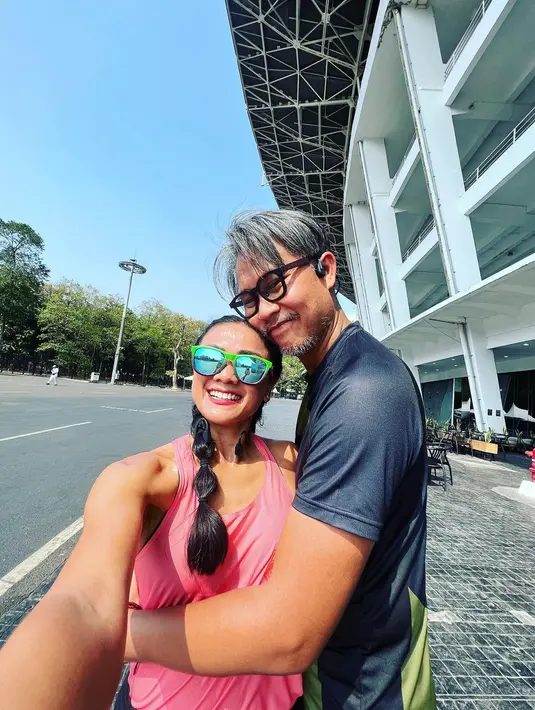 Nirina Zubir dan Ernest Cokelat. [Foto: Instagram/nirinazubir_]