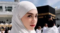 Di balik cadarnya, wajah Celine tampak memesona meski tanpa riasan berlebih. Hanya tampak lipstik ombre merah tipisnya.  [@celine_evangelista]