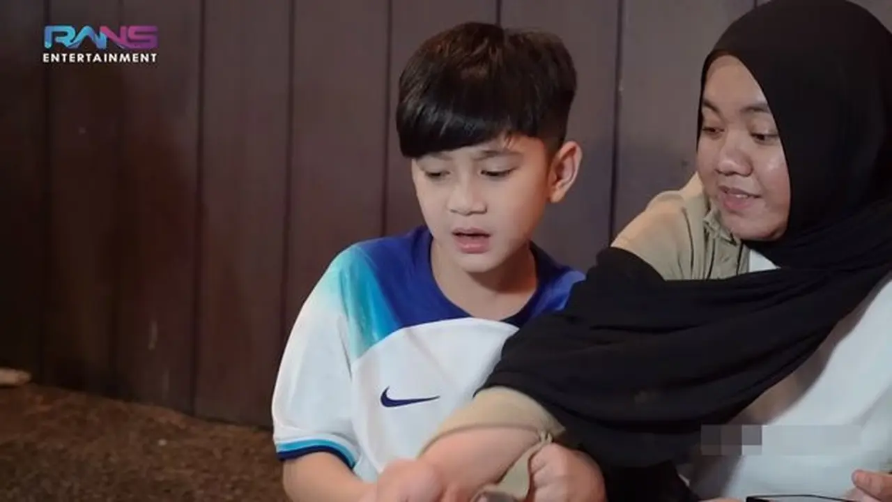 Rafathar diajak makan di pinggir jalan oleh Nagita Slavina dan Raffi Ahmad (YouTube - Rans Entertainment)