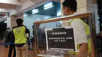 Suasana posko crisis center terkait Sriwijaya Air SJ 182 yang diduga jatuh. (Liputan6.com/Pramita Tristiawati)