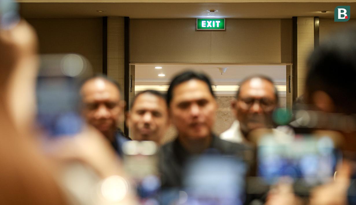 <p>Ketua Umum PSSI, Erick Thohir (tengah) memberikan keterangan saat doorstop terkait rencana baru perkembangan Timnas Indonesia yang berlangsung di Menara Danareksa, Kemayoran, Jakarta Pusat, Senin (06/01/2025). (Bola.com/Bagaskara Lazuardi)</p>