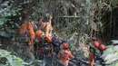Upaya pencarian dan penyelamatan terus dilakukan untuk mencari keberadaan korban yang dikhawatirkan tertimbun di bawah runtuhan gunungan sampah. Tampak dalam foto, tim pencari dan penyelamat melakukan operasi pencarian dan penyelamatan korban setelah tumpukan sampah besar runtuh di fasilitas pemilahan sampah di Binaliw, Kota Cebu, Filipina, Jumat 9 Januari 2026. (AP Photo/Jacqueline Hernandez)