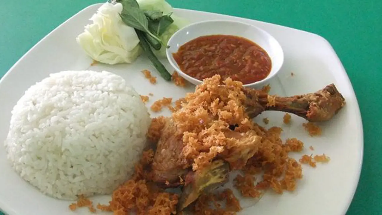 Ilustrasi ayam goreng kremes./Copyright pixabay.com/iqbalfatah
