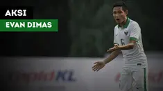 Evan Dimas menunjukkan skill apik saat Timnas Indonesia U-22 menghadapi Malaysia.