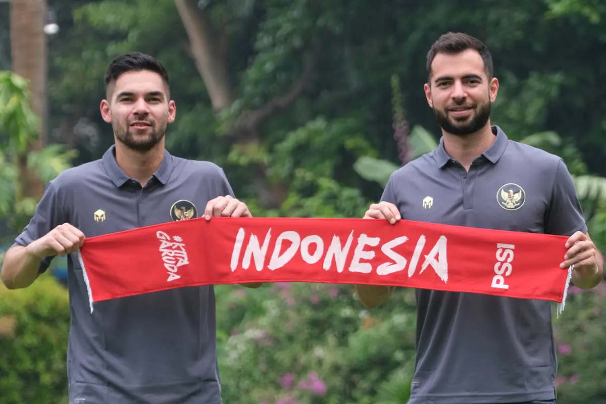 Sandy Walsh (kiri) dan Jordi Amat (kanan), dengan scarf Timnas Indonesia.