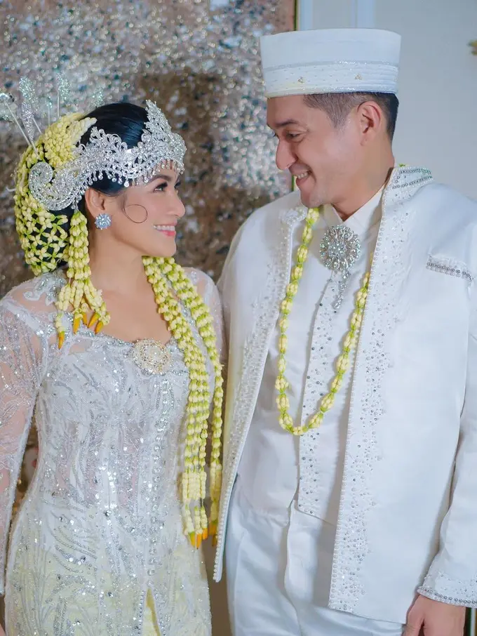 Potret Titi Kamal dan Miller Khan kenakan baju pengantin (Sumber: Instagram/@titi_kamall)