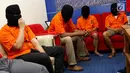 Empat tersangka jaringan uang palsu dihadirkan dalam konferensi pers, Jakarta Rabu (18/4). Petugas mengamankan barang bukti berupa enam lak uang palsu pecahan Rp100ribu, sebuah motor, dan peralatan pembuat uang palsu. (Liputan6.com/Immanuel Antonius)