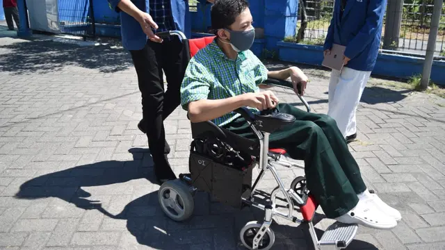 Kursi Roda Elektrik Kendali Joystick dengan meja portable karya ITS Surabaya. (Dian Kurniawan/Liputan6.com)
