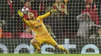 Kiper Atletico Madrid, Jan Oblak, menghalau bola saat melawan Liverpool pada laga Liga Champions di Stadion Anfield, Rabu (11/3/2020). Liverpool takluk 2-3 dari Atletico Madrid. (AP/Jon Super)