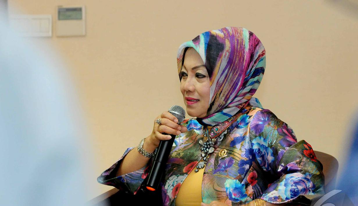 Dra Ir Hj Eni Sumarni, Mkes (Senator asal Jawa Barat) mendukung Pilkada langsung hanya saja katanya, perlu perbaikan-perbaikan mendasar, Jakarta, Rabu (15/10/2014) (Liputan6.com/Andrian M Tunay)