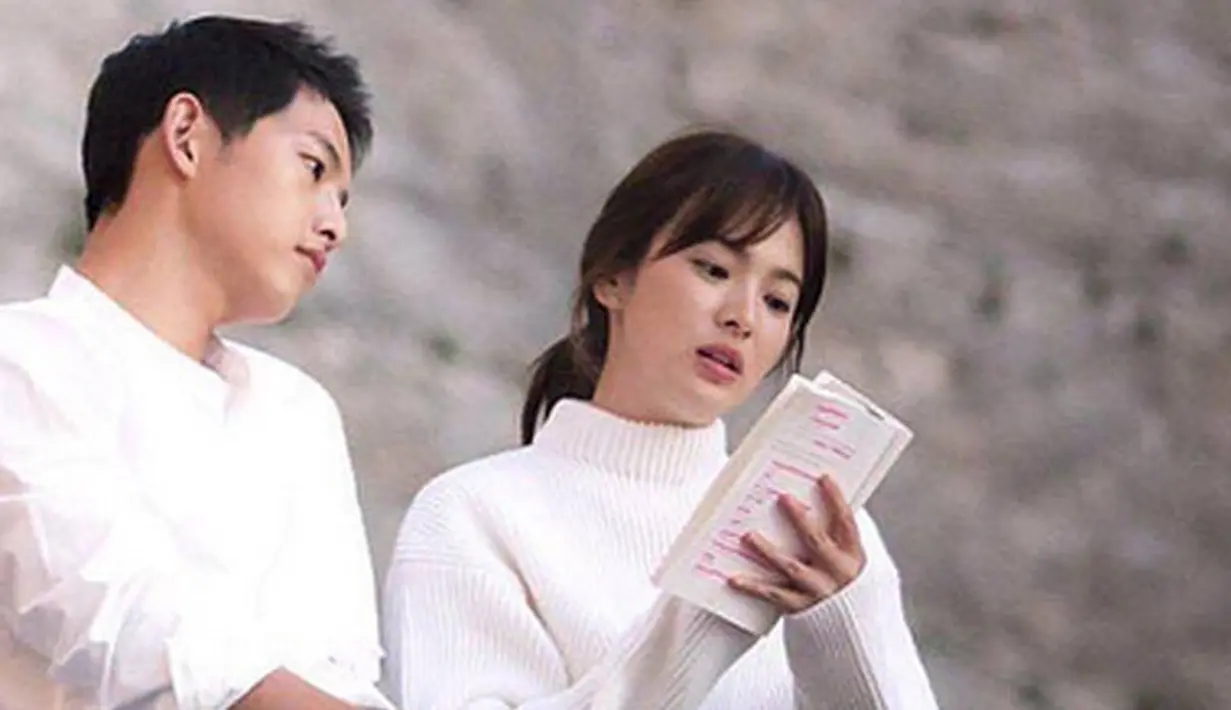 Salah seorang sumber yang merupakan fans mereka mengabadikan keberadaan Song Joong Ki  dan Song Hye Kyo di sebuah tempat perbelanjaan. Sadar tengah diabadikan, Song Joong Ki pun memberi salam di hadapan kamera. (Instagram)