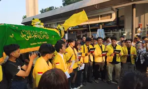 Aliansi BEM se-Universitas Indonesia membawa keranda mayat saat menggelar aksi simbolik di depan Mabes Polri, Jakarta Selatan, Rabu (1/7/2026). (Liputan6.com/Rifqy)