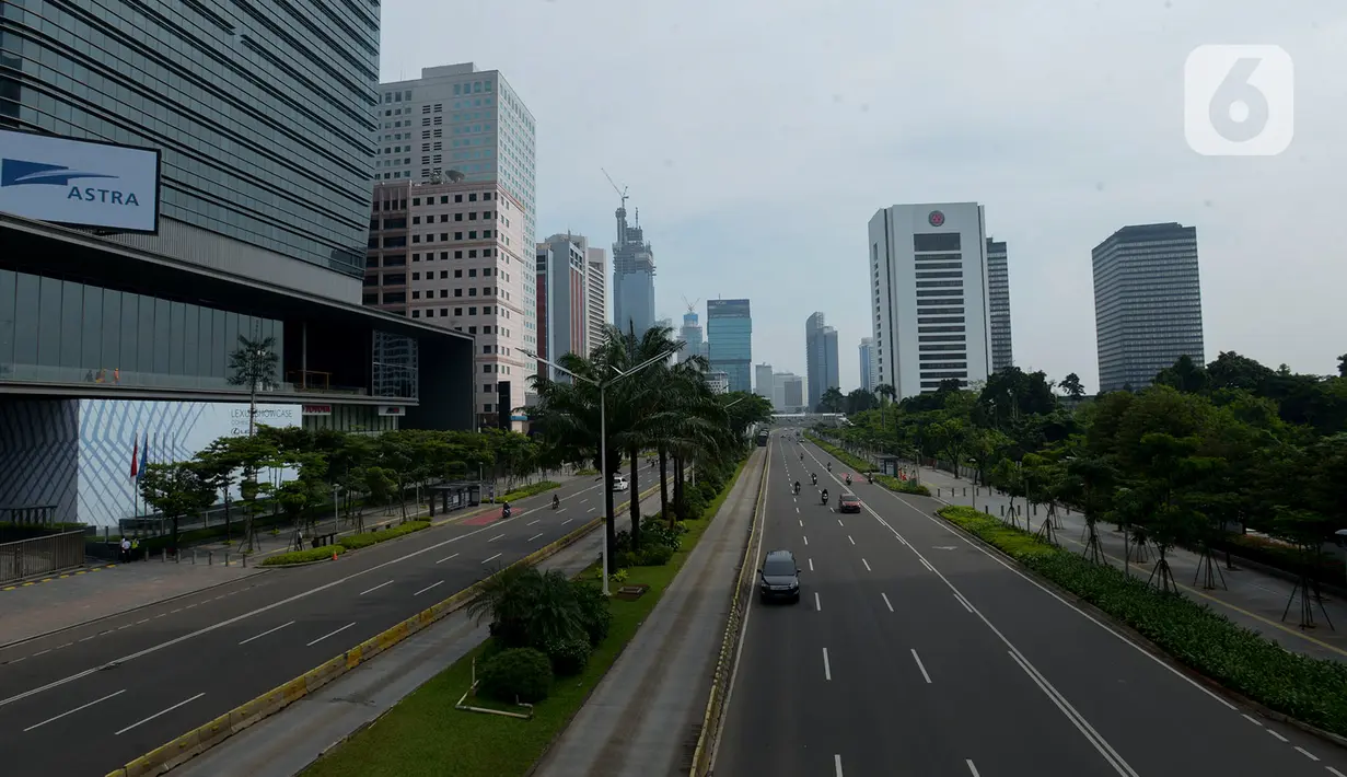 Suasana arus lalu lintas yang lengang di Jalan Raya Kawasan Jakarta, Rabu (25/3/2020). Meski hari ini merupakan libur nasional hari raya Nyepi, jalanan di Ibu Kota tampak lengang setelah imbauan untuk mengurangi aktivitas di luar rumah guna menekan penyebaran virus corona. (merdeka.com/Imam Buhori)