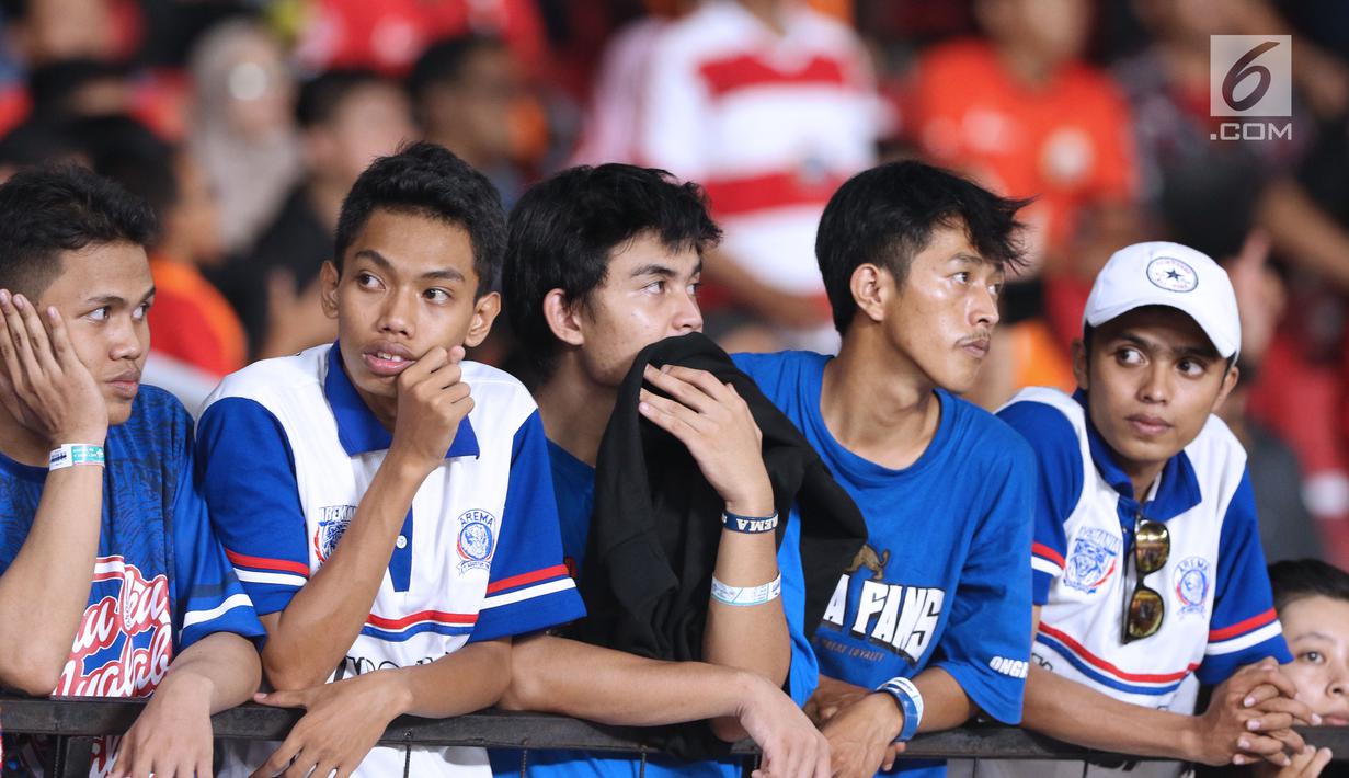FOTO Raut Wajah Aremania Saksikan Kekalahan Tim Singo Edan Bola