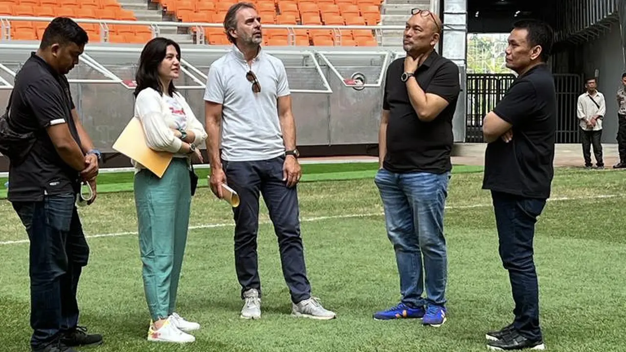 Perwakilan FIFA bersama Wakil Ketua PSSI, Ratu Tisha Destria, mengunjungi Jakarta International Stadium (JIS), Jakarta Utara.