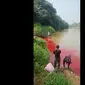 Tangkapan layar video viral pencemaran limbah merah darah di Sungai Cisadane kawasan Tangsel. (Istimewa)