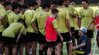 Legenda Argentina, Diego Maradona mengintruksikan pemainnya selama sesi latihan di Stadion Banorte, Meksiko,(10/9). Diego Maradona resmi menjadi manajer Dorados de Sinalo menggantikan Francisco Gamez yang dipecat. (AP Photo/Marco Ugarte)