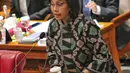 Menteri Keuangan Sri Mulyani (kiri) menyampaikan laporan pemerintah terkait RUU APBN 2023 saat Rapat Paripurna DPR RI di kompleks Parlemen, Jakarta, Kamis (29/9/2022). Agenda rapat paripurna kali ini adalah pembicaraan tingkat II/pengambilan keputusan atas RUU tentang APBN tahun anggaran 2023. (Liputan6.com/Angga Yuniar)